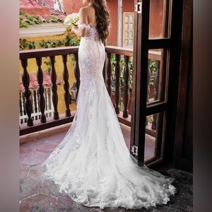 The most beautiful wedding dress. everything about it, it’s just perfection!! 😍